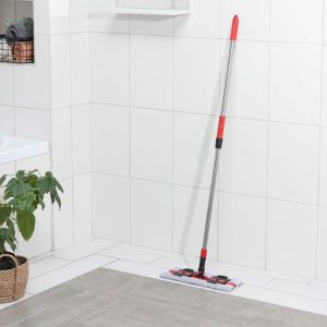 Швабра для мытья пола плоская Доляна, 2 насадки из микрофибры 37x12 см, телескопическая стальная ручка 82-127 см